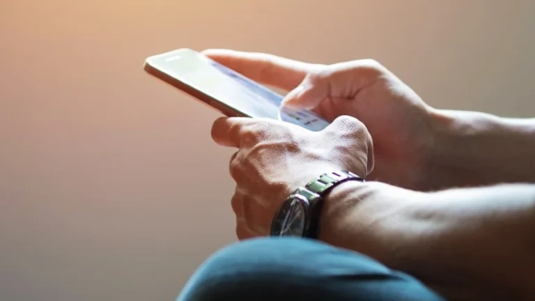 12 Subtle Habits That Scream “Smartphone Addiction”