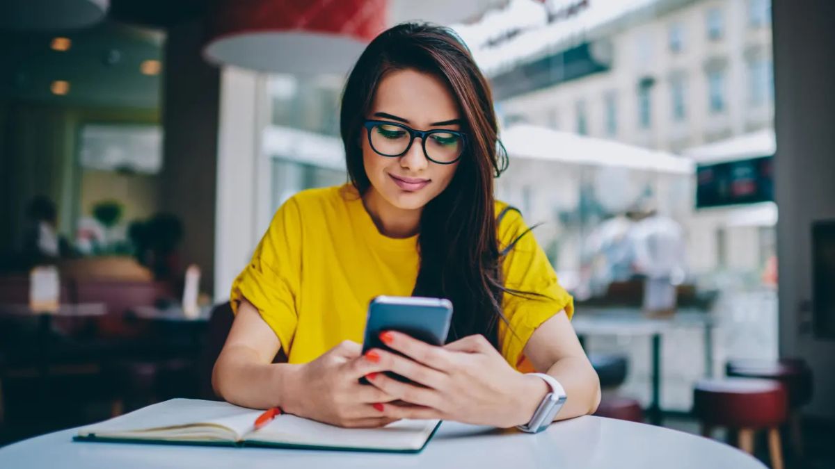 9 High-Paying Side Hustles You Can Start This Weekend Using Only Your Phone and AI