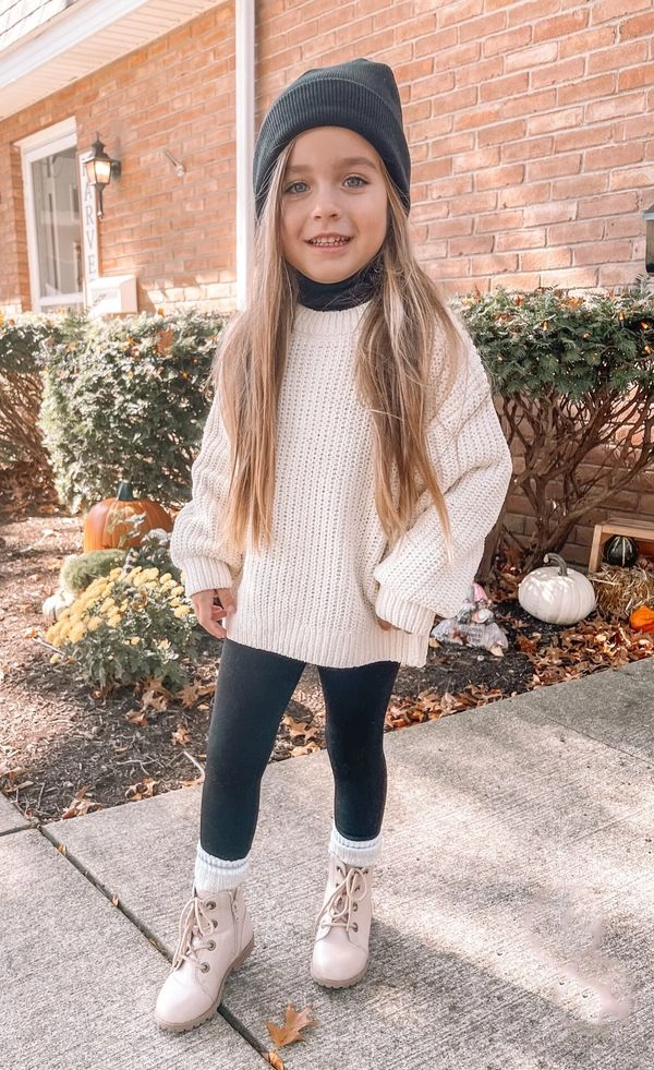 Cozy Minimalist in Neutral Fall Layers
