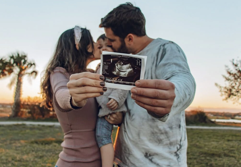 Family Kiss Sonogram Reveal