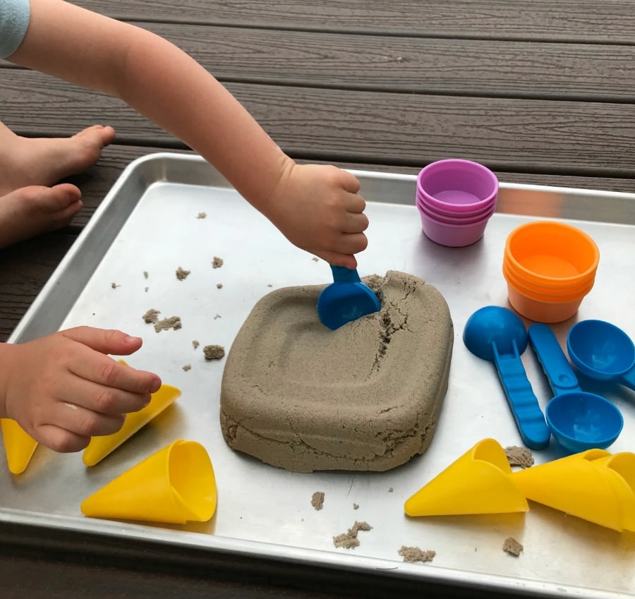Kinetic Sand Heart Cake Play