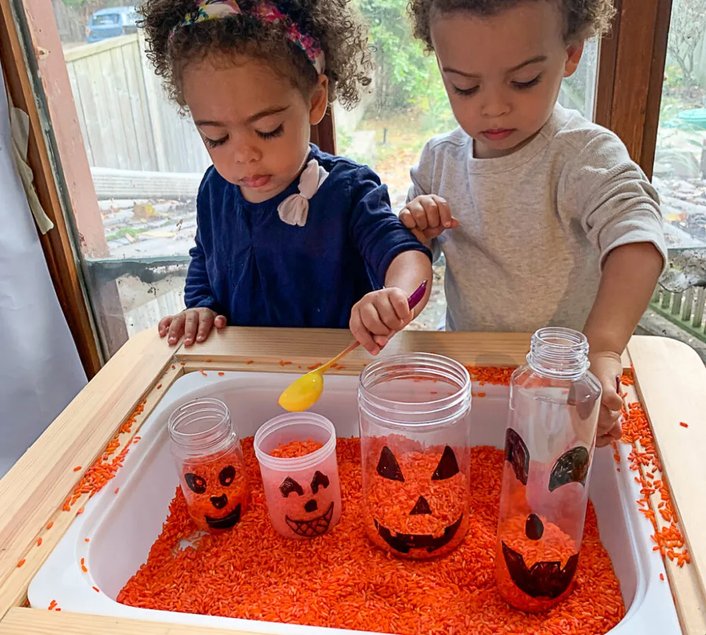  Littles Play With Sensory Bin