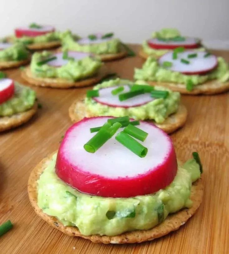 Mashed Avocado with Flaxseed Crackers