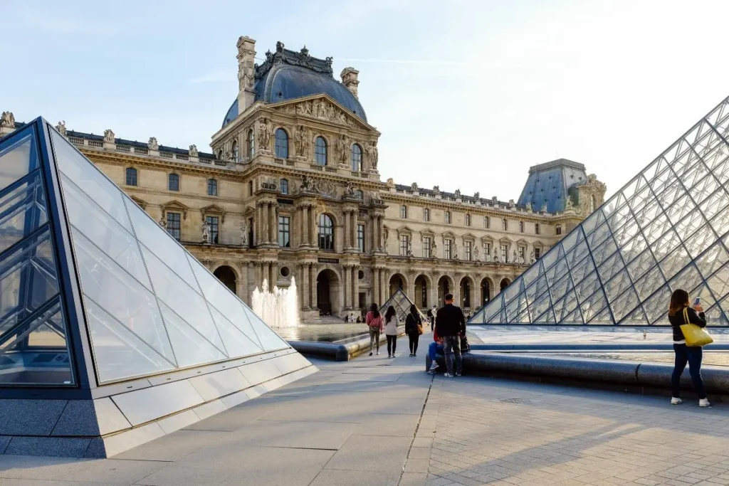Online Expedition to the Louvre Palace