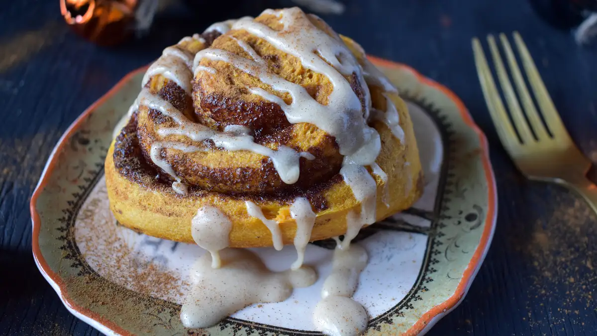 Pumpkin Cinnamon Roll Cake
