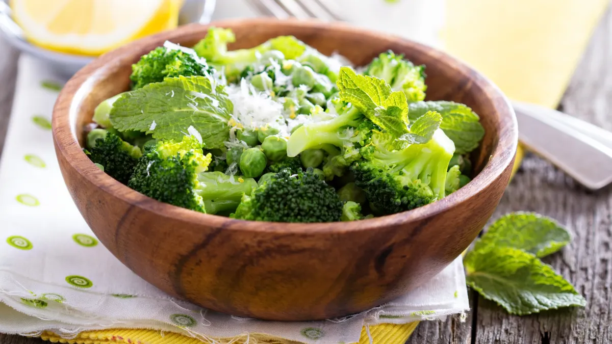 Steamed Broccoli with Sesame Ginger Dressing