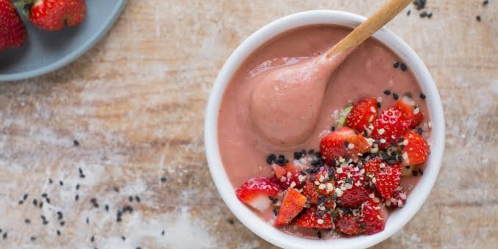 Strawberry Avocado Smoothie Bowl