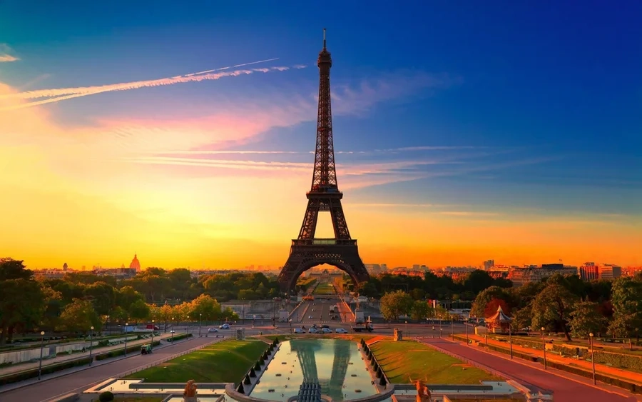 Virtual Walkthrough of Paris Landmarks